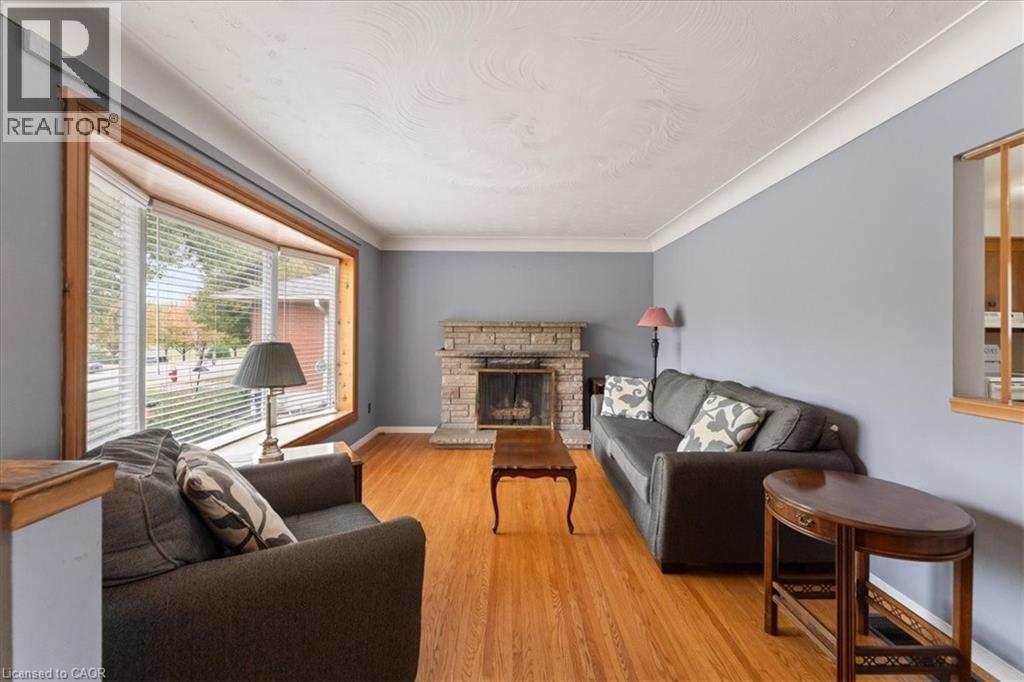 507 Upper Paradise Road, Hamilton, ON - Indoor Photo Showing Living Room With Fireplace