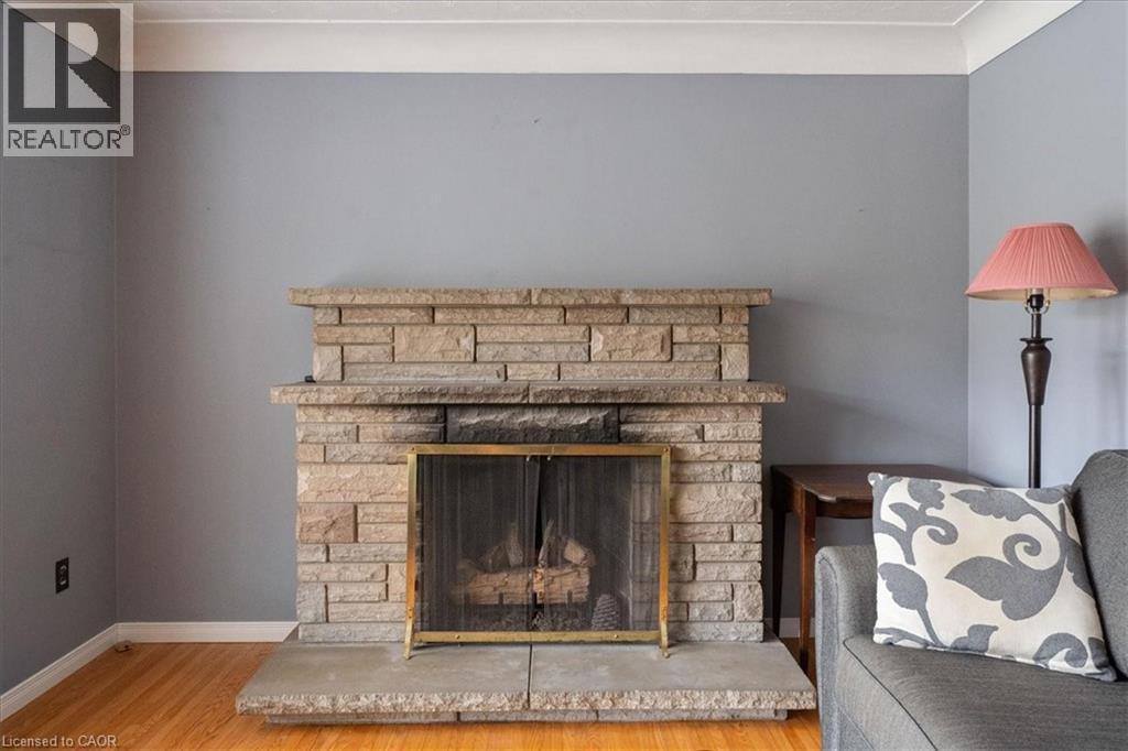 507 Upper Paradise Road, Hamilton, ON - Indoor Photo Showing Living Room With Fireplace