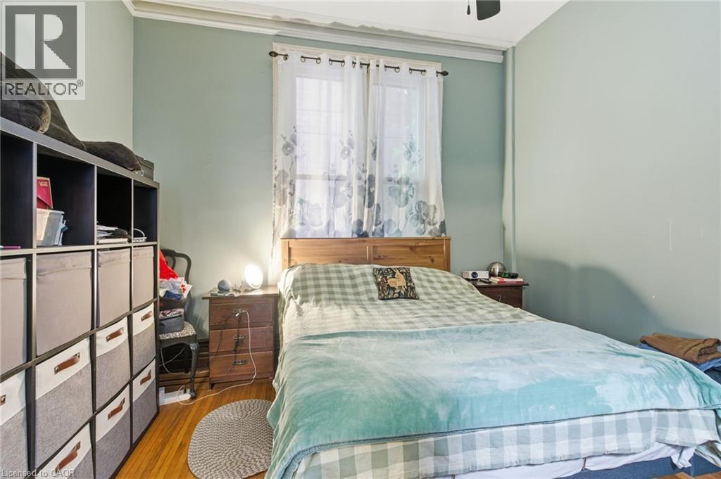 30 Ontario Avenue, Hamilton, ON - Indoor Photo Showing Bedroom