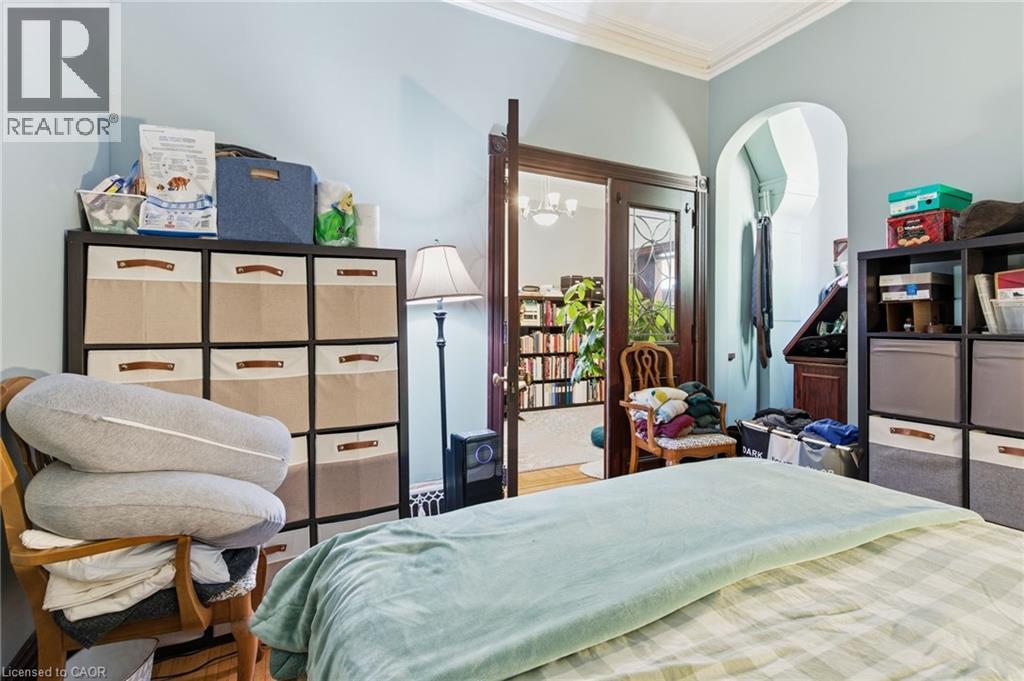 30 Ontario Avenue, Hamilton, ON - Indoor Photo Showing Bedroom