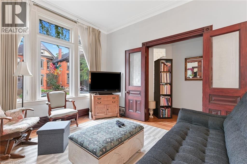 30 Ontario Avenue, Hamilton, ON - Indoor Photo Showing Living Room
