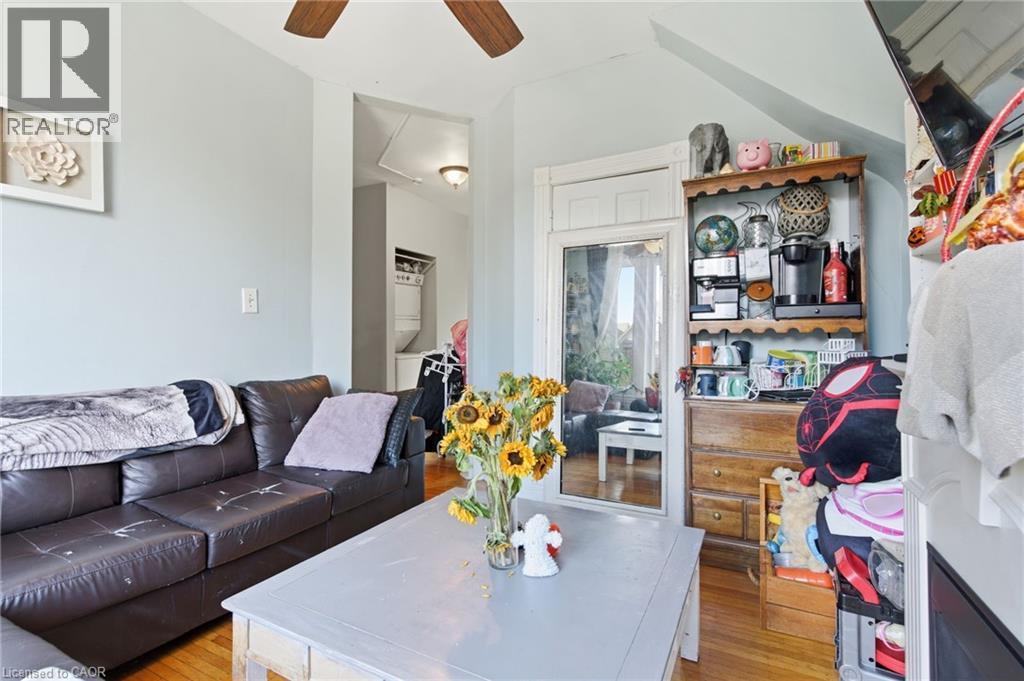 30 Ontario Avenue, Hamilton, ON - Indoor Photo Showing Living Room