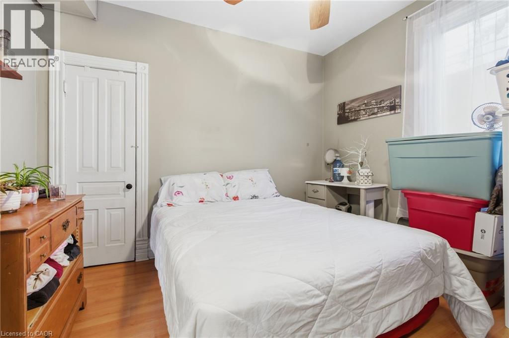 30 Ontario Avenue, Hamilton, ON - Indoor Photo Showing Bedroom