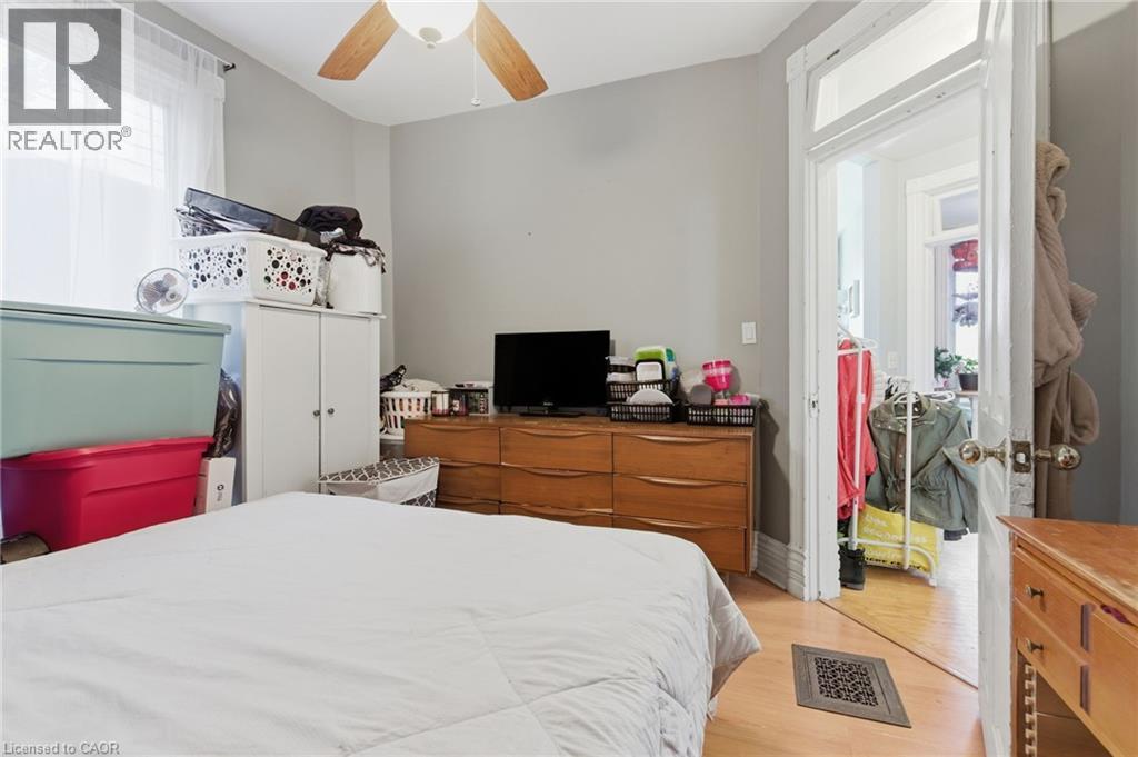 30 Ontario Avenue, Hamilton, ON - Indoor Photo Showing Bedroom