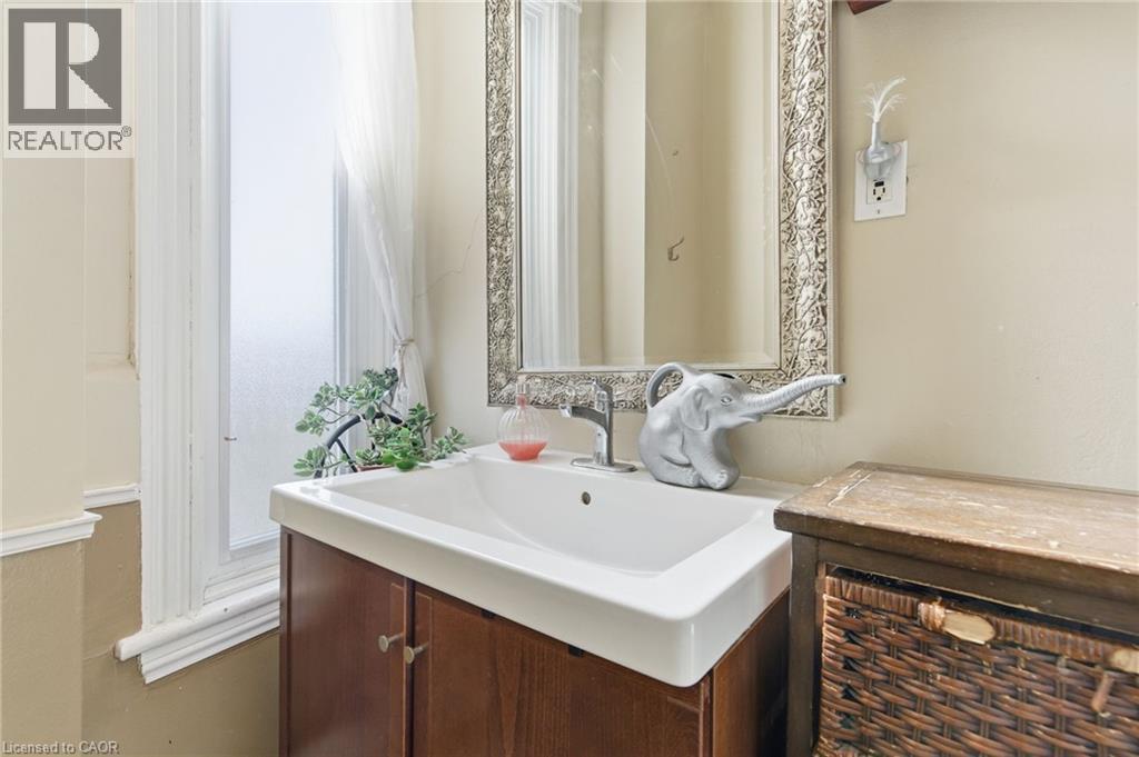 30 Ontario Avenue, Hamilton, ON - Indoor Photo Showing Bathroom
