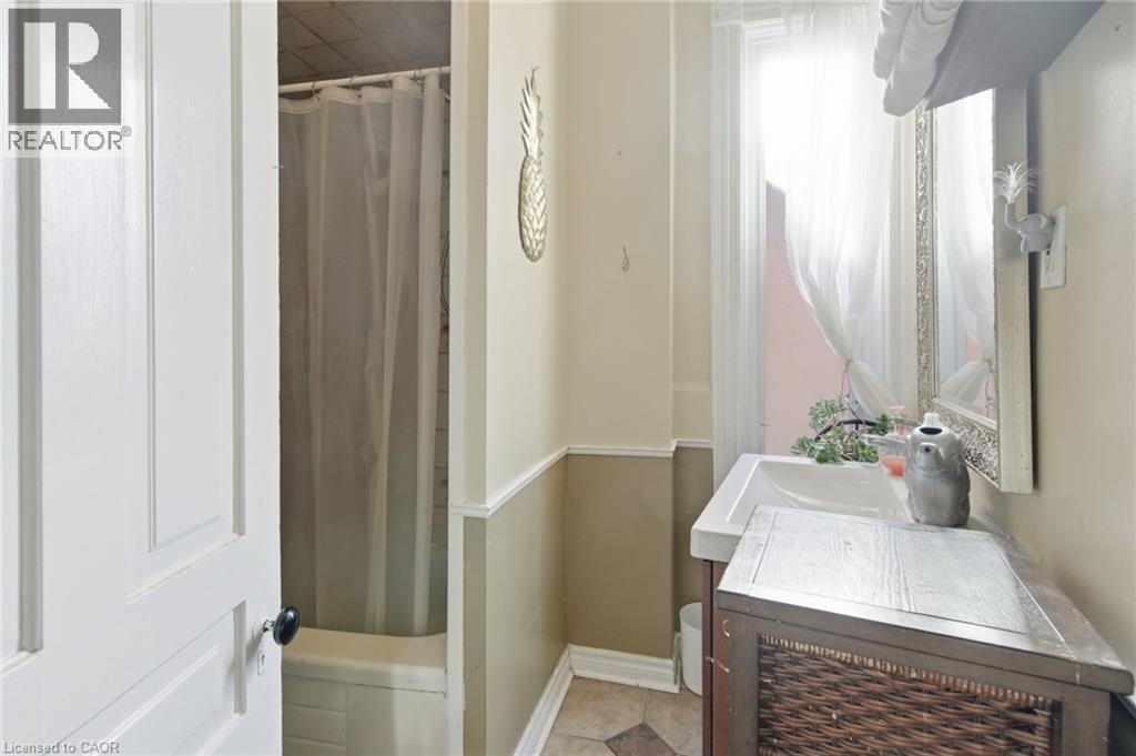 30 Ontario Avenue, Hamilton, ON - Indoor Photo Showing Bathroom