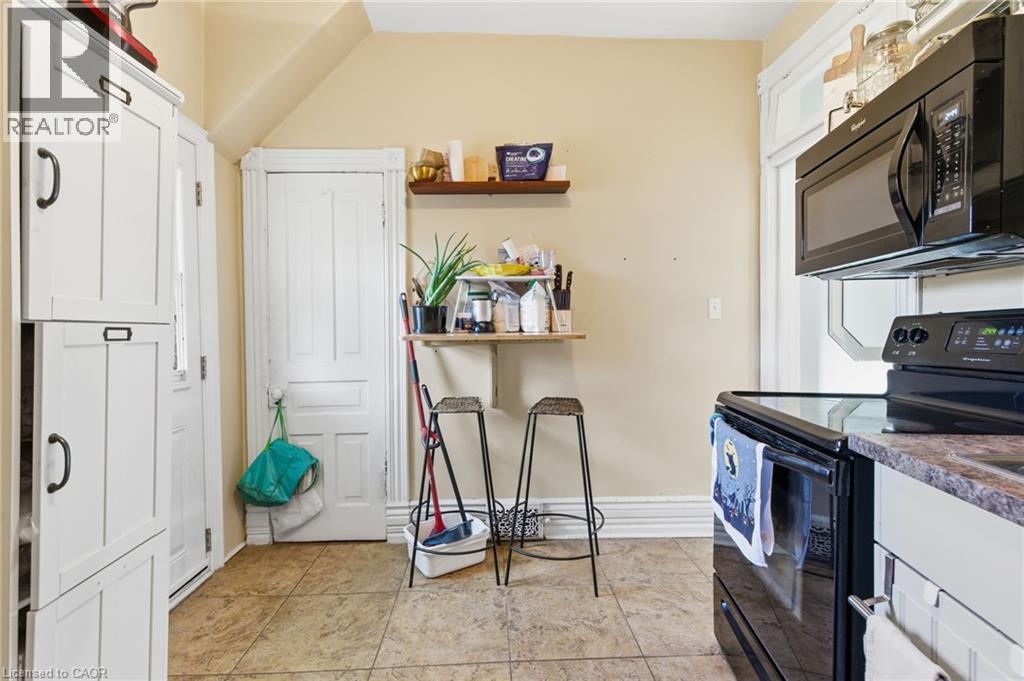 30 Ontario Avenue, Hamilton, ON - Indoor Photo Showing Kitchen