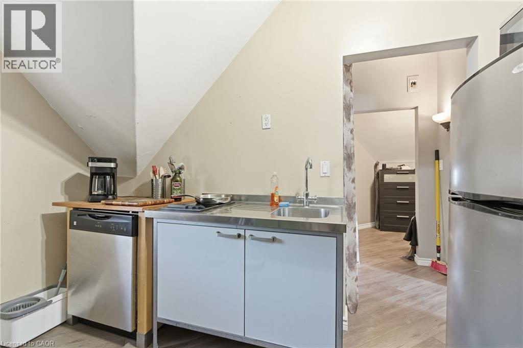 30 Ontario Avenue, Hamilton, ON - Indoor Photo Showing Kitchen