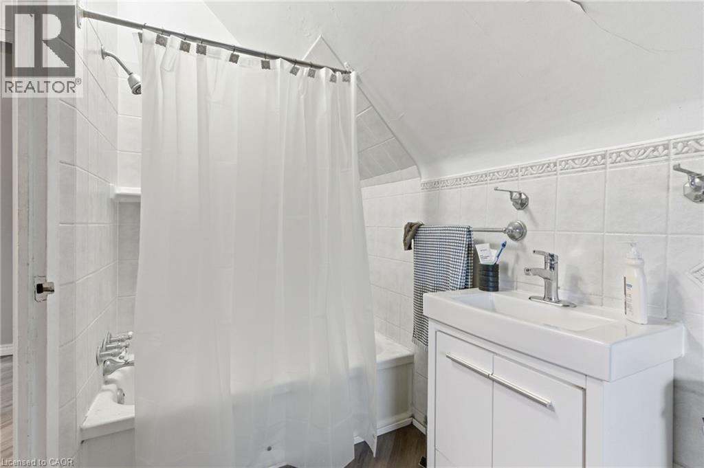 30 Ontario Avenue, Hamilton, ON - Indoor Photo Showing Bathroom