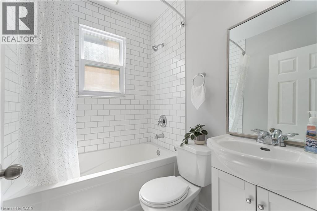 197 East 12Th Street, Hamilton, ON - Indoor Photo Showing Bathroom