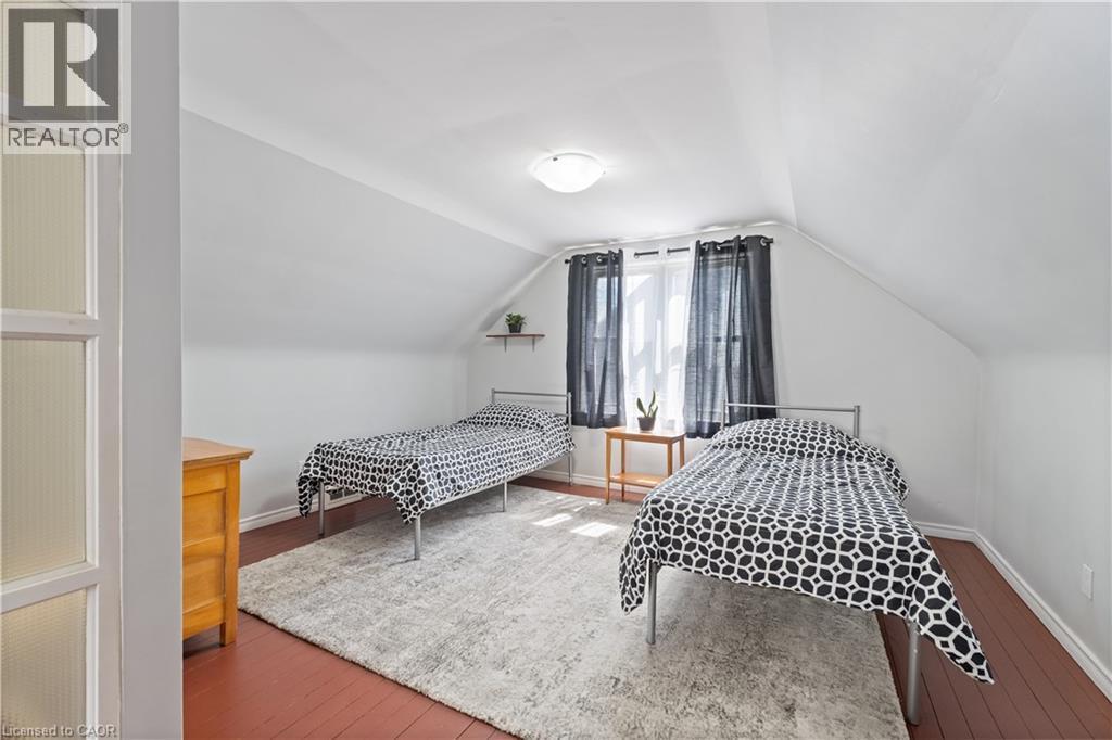 197 East 12Th Street, Hamilton, ON - Indoor Photo Showing Bedroom