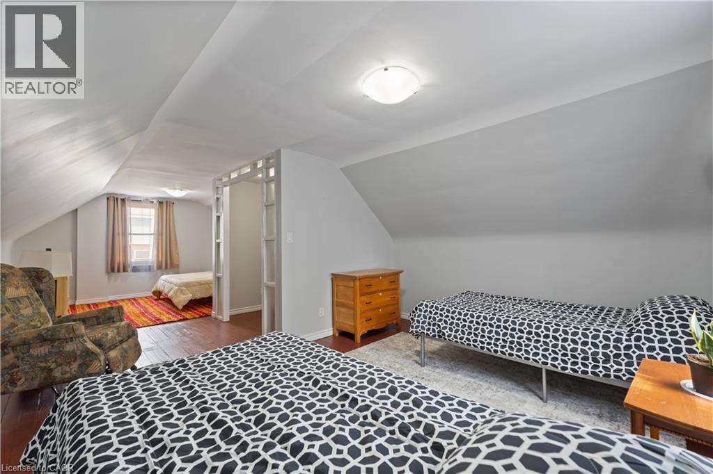 197 East 12Th Street, Hamilton, ON - Indoor Photo Showing Bedroom