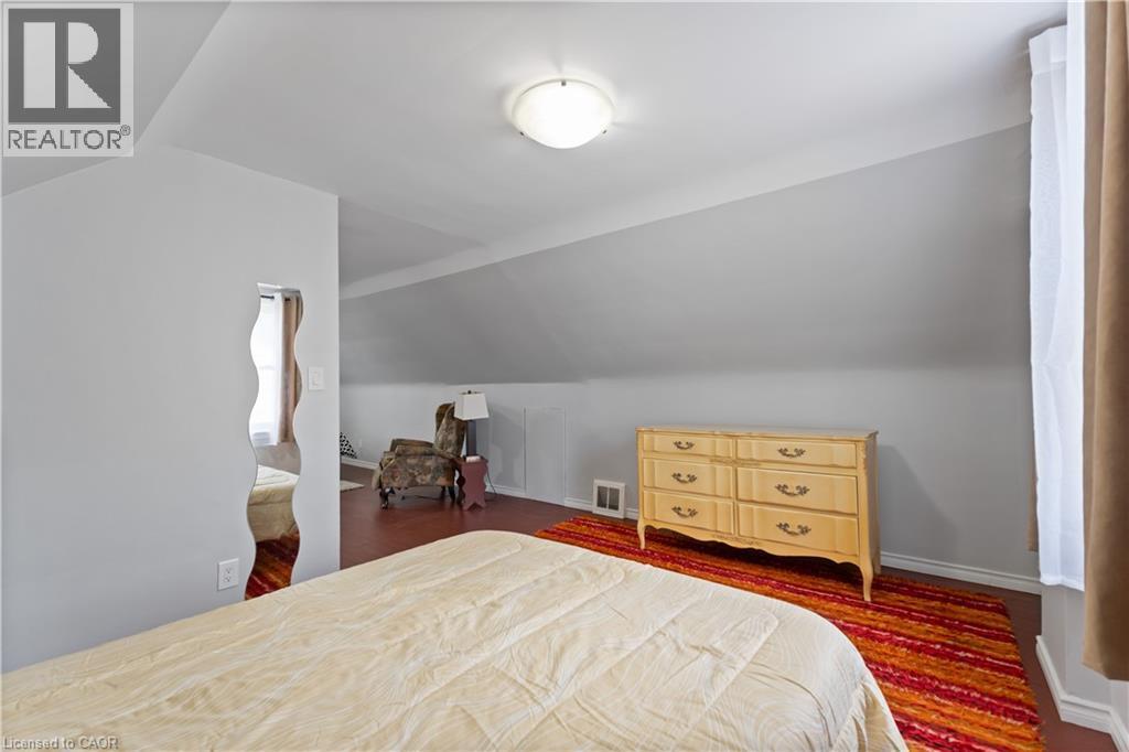197 East 12Th Street, Hamilton, ON - Indoor Photo Showing Bedroom