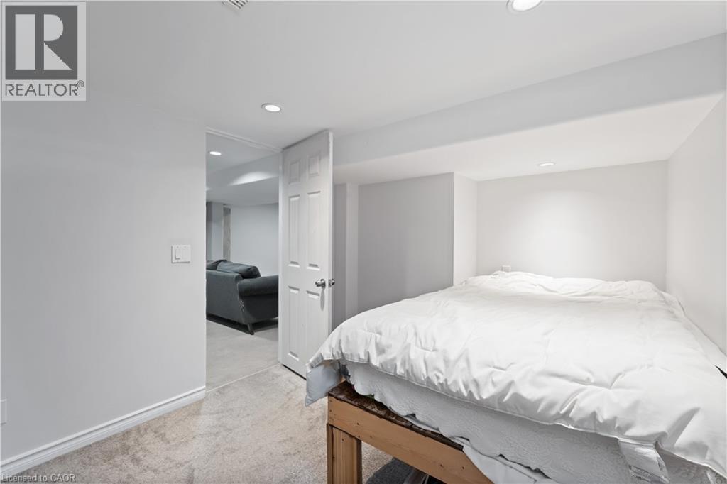 197 East 12Th Street, Hamilton, ON - Indoor Photo Showing Bedroom