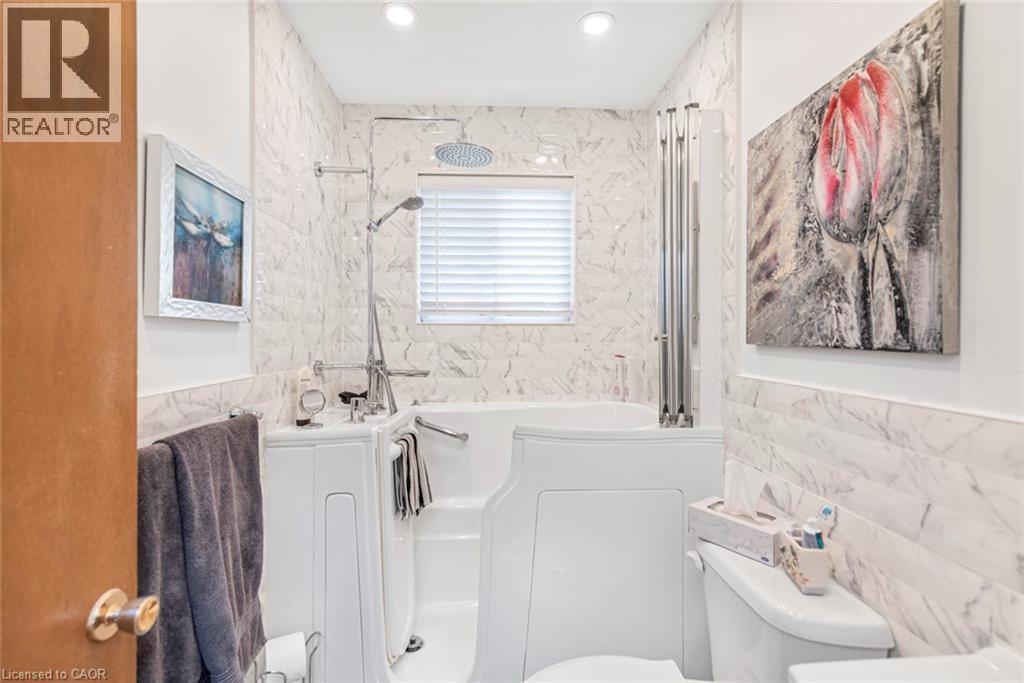 176 Walter Avenue S, Hamilton, ON - Indoor Photo Showing Bathroom