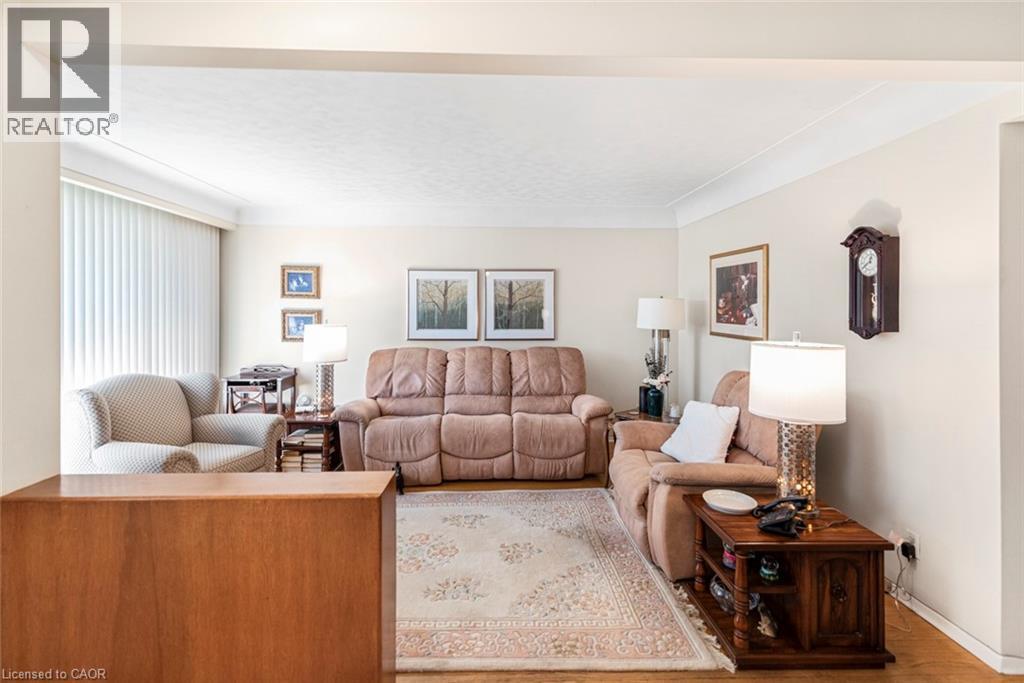 176 Walter Avenue S, Hamilton, ON - Indoor Photo Showing Living Room