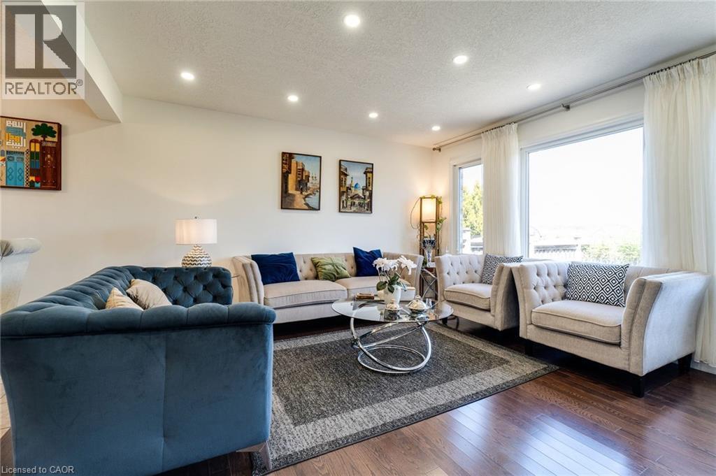Living room featuring hardwood / wood-style flooring, a textured ceiling, and recessed lighting - 928 Dunblane Court, Kitchener, ON - Indoor Photo Showing Living Room