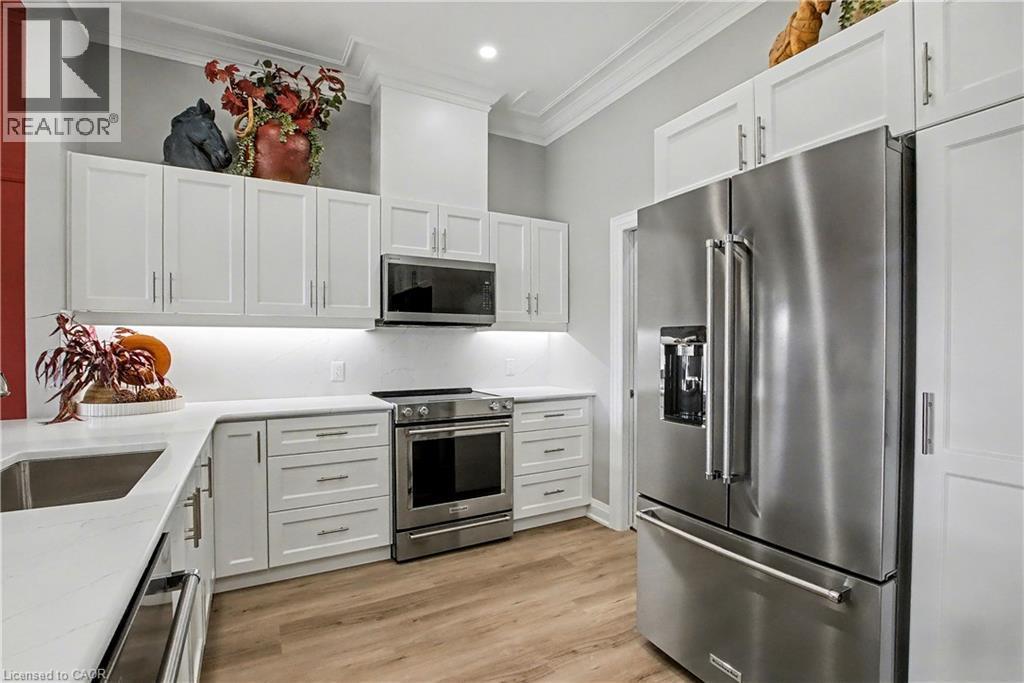 33 Sister Kern Terrace, Hamilton, ON - Indoor Photo Showing Kitchen With Upgraded Kitchen
