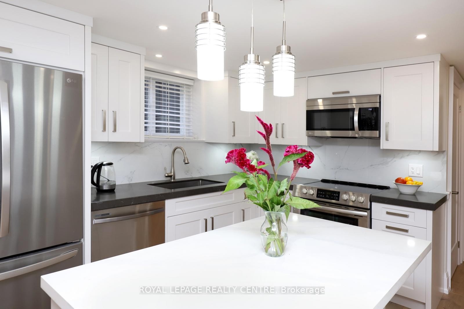 55 Flora Drive, Hamilton, ON - Indoor Photo Showing Kitchen With Upgraded Kitchen