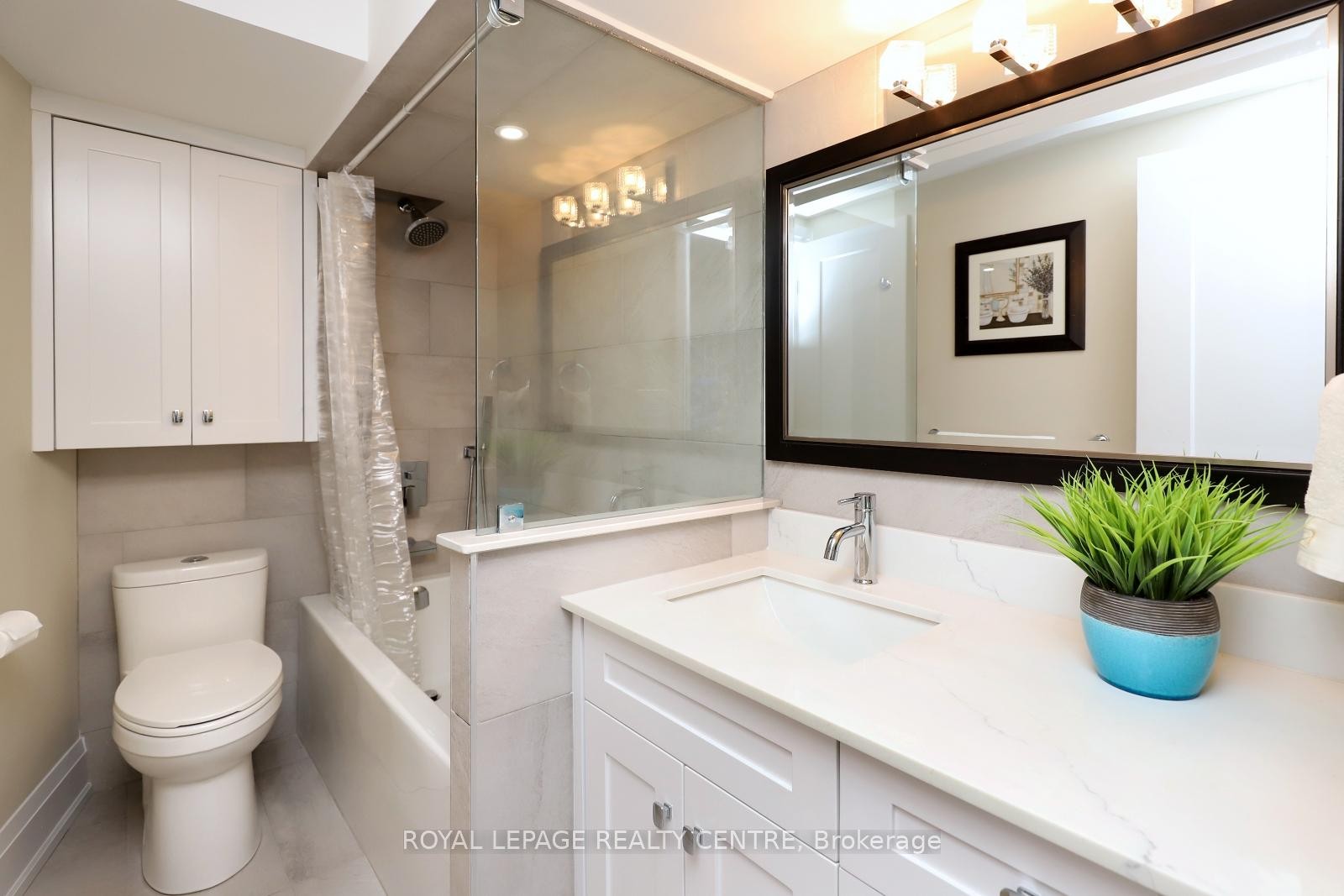 55 Flora Drive, Hamilton, ON - Indoor Photo Showing Bathroom