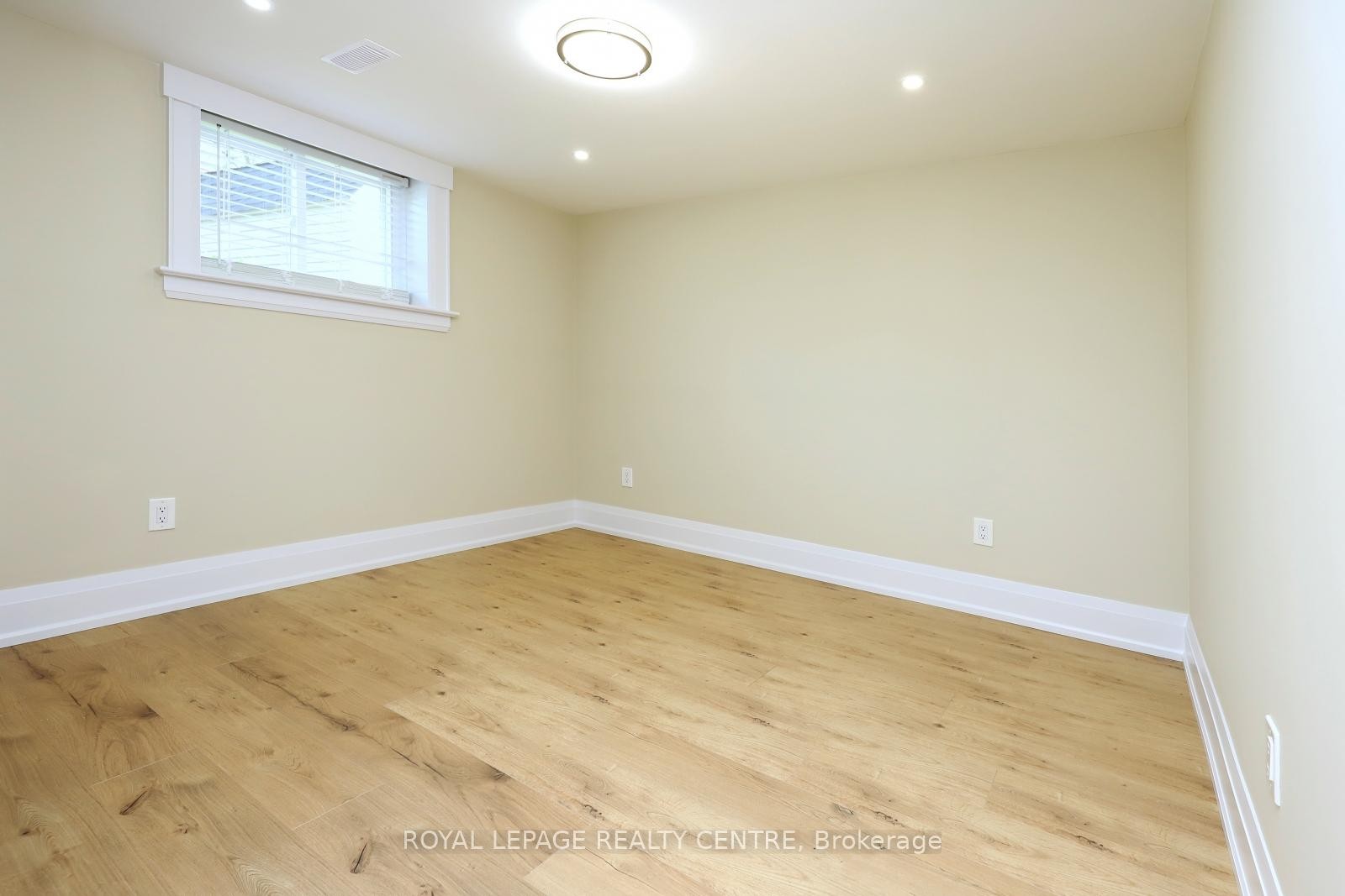 55 Flora Drive, Hamilton, ON - Indoor Photo Showing Other Room