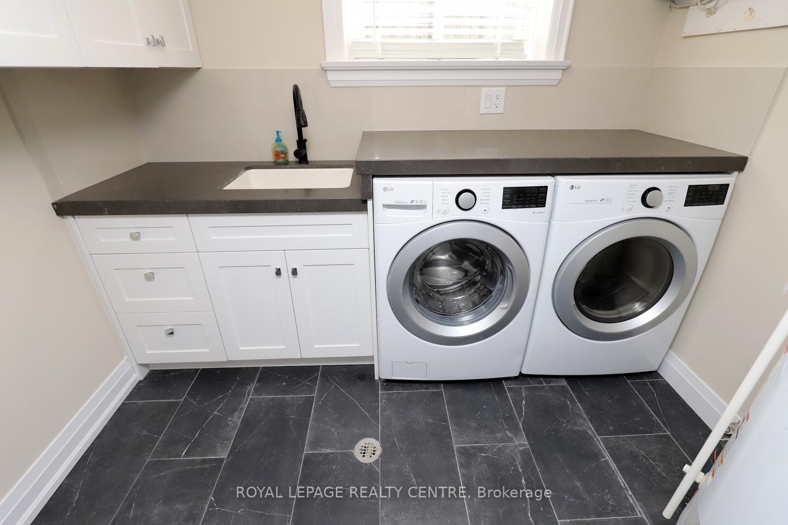 55 Flora Drive, Hamilton, ON - Indoor Photo Showing Laundry Room
