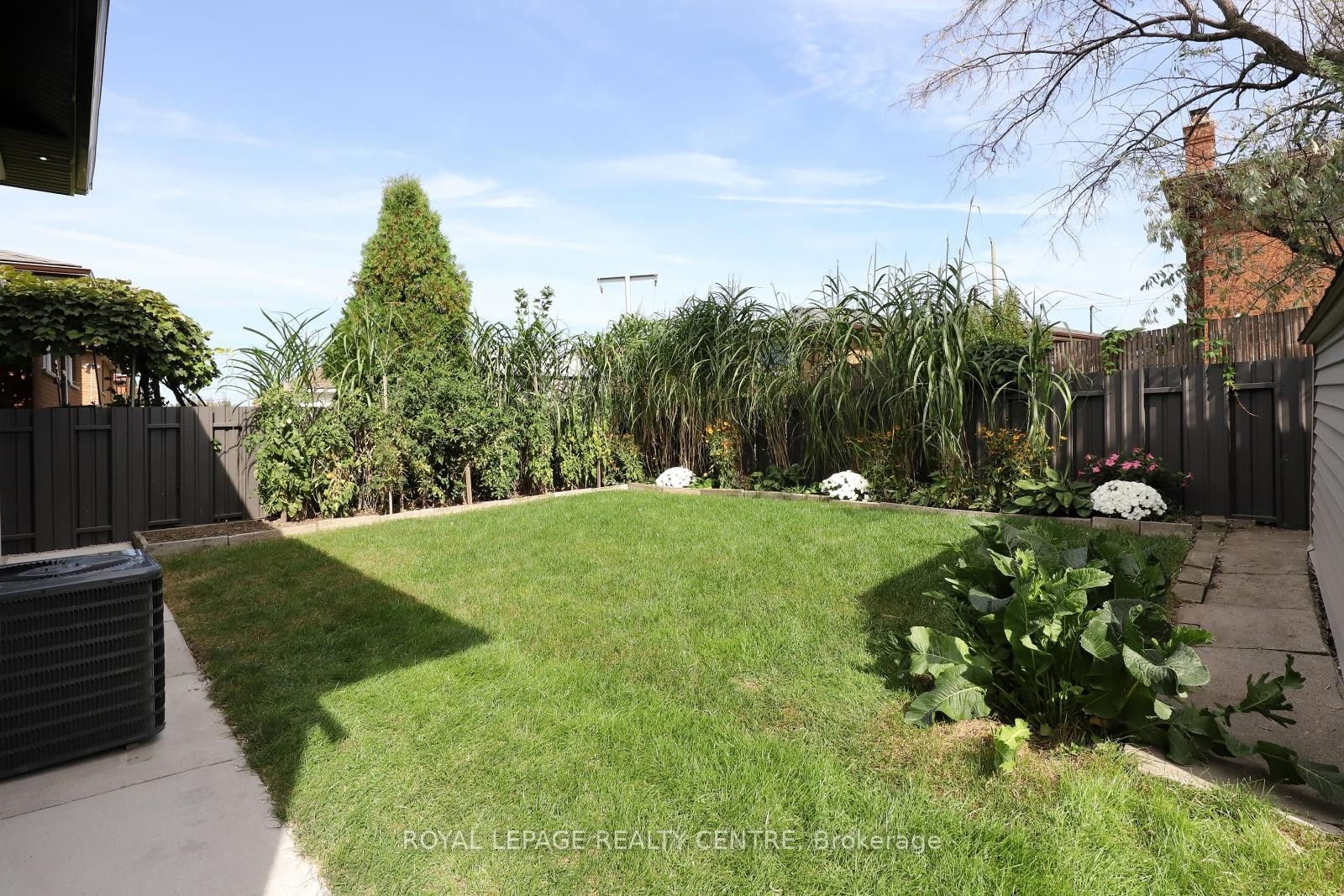 55 Flora Drive, Hamilton, ON - Outdoor