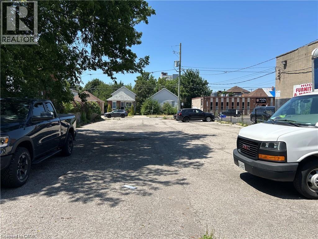 View of asphalt street featuring a residential view - 416 Concession Street, Hamilton, ON