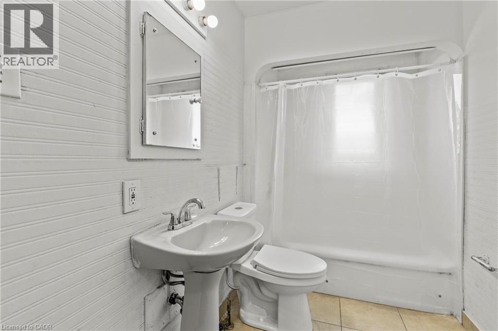 50 West 4Th Street, Hamilton, ON - Indoor Photo Showing Bathroom