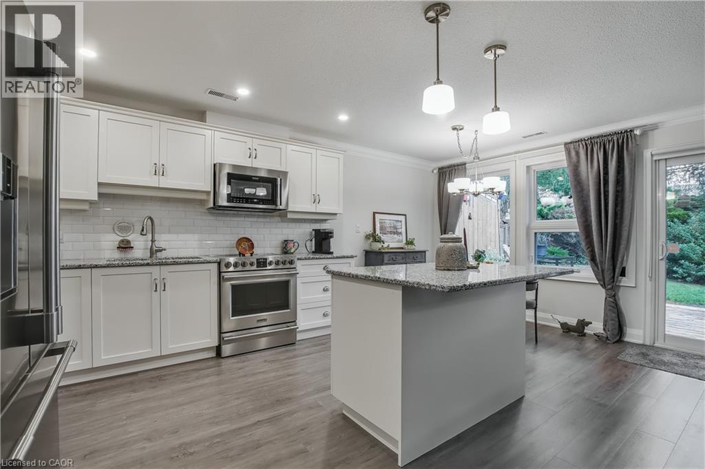 47 Bishop Reding Trail, Hamilton, ON - Indoor Photo Showing Kitchen With Upgraded Kitchen