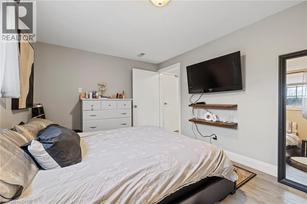107 Horning Drive, Hamilton, ON - Indoor Photo Showing Bedroom