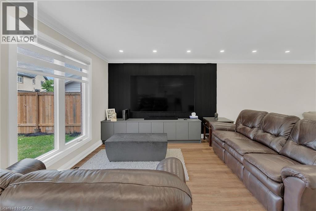 Living area featuring crown molding, light wood-style flooring, and recessed lighting - 125 Valera Drive, Hamilton, ON - Indoor Photo Showing Living Room