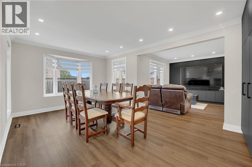 Dining room with crown molding, light wood finished floors, and recessed lighting - 125 Valera Drive, Hamilton, ON - Indoor Photo Showing Dining Room
