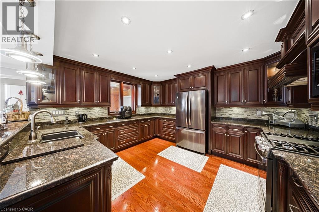 47 Burnt Ember Court, Kitchener, ON - Indoor Photo Showing Kitchen With Double Sink With Upgraded Kitchen