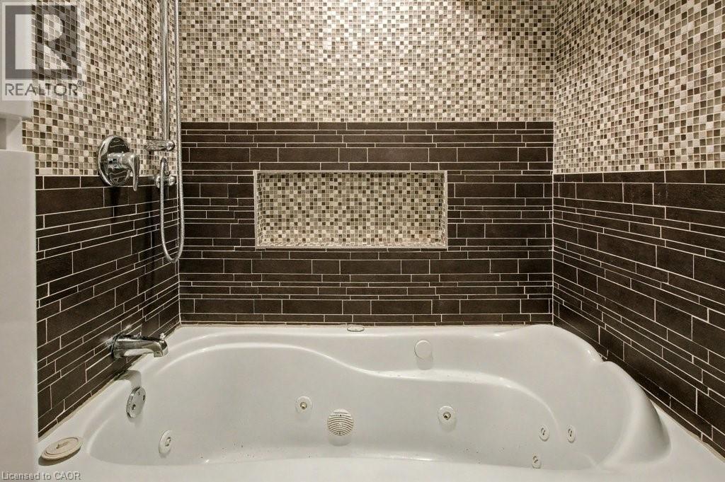 View of full bath - 165 Main Street E Unit# 9, Grimsby, ON - Indoor Photo Showing Bathroom