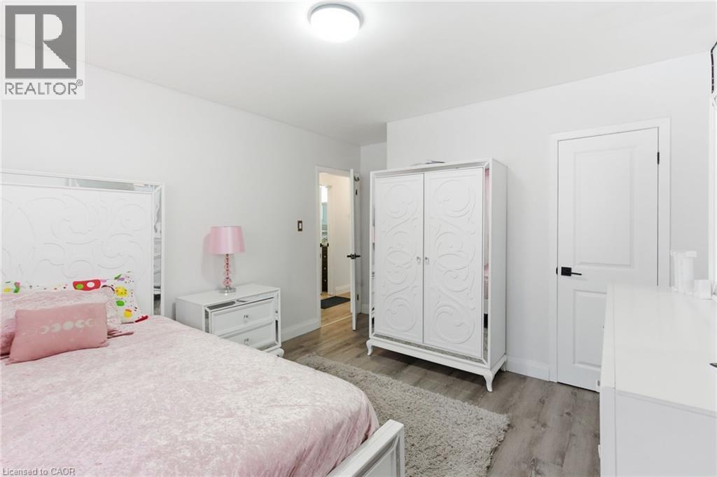 18 Ferrie Street W, Hamilton, ON - Indoor Photo Showing Bedroom