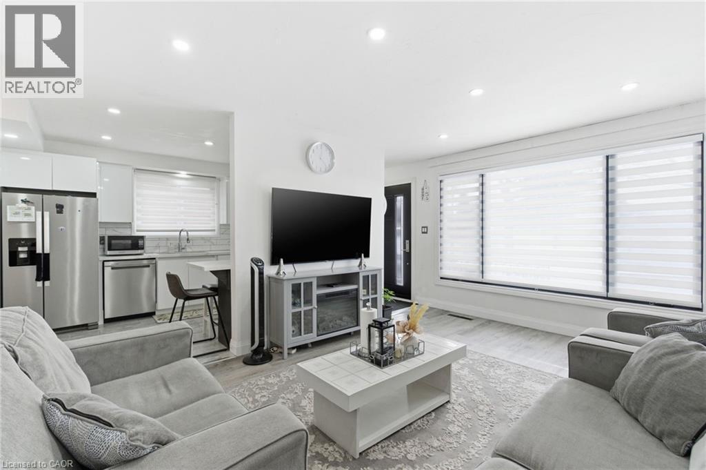 18 Ferrie Street W, Hamilton, ON - Indoor Photo Showing Living Room