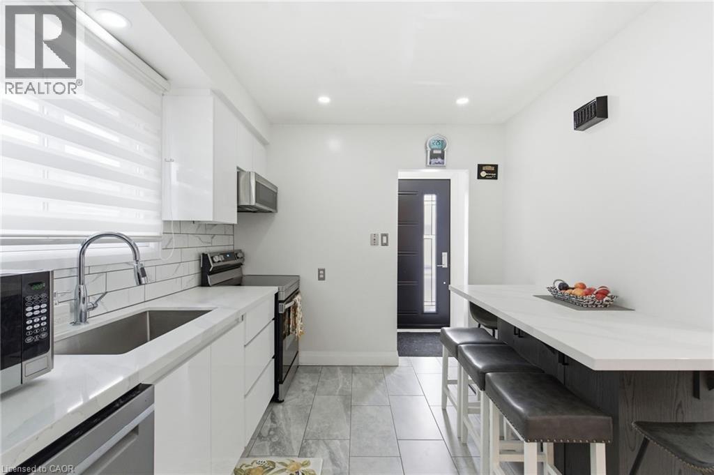 18 Ferrie Street W, Hamilton, ON - Indoor Photo Showing Kitchen With Upgraded Kitchen