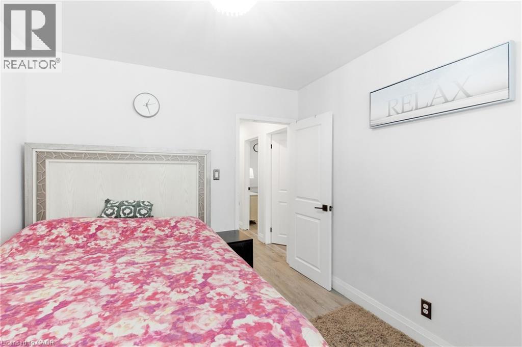 18 Ferrie Street W, Hamilton, ON - Indoor Photo Showing Bedroom