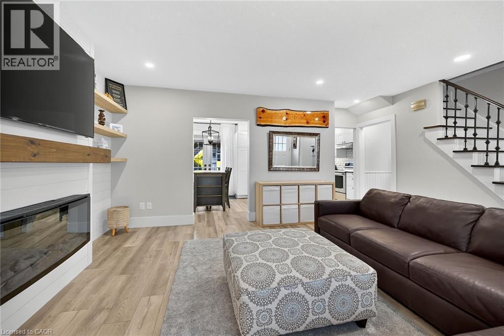 1091 Upper Wellington Street, Hamilton, ON - Indoor Photo Showing Living Room With Fireplace