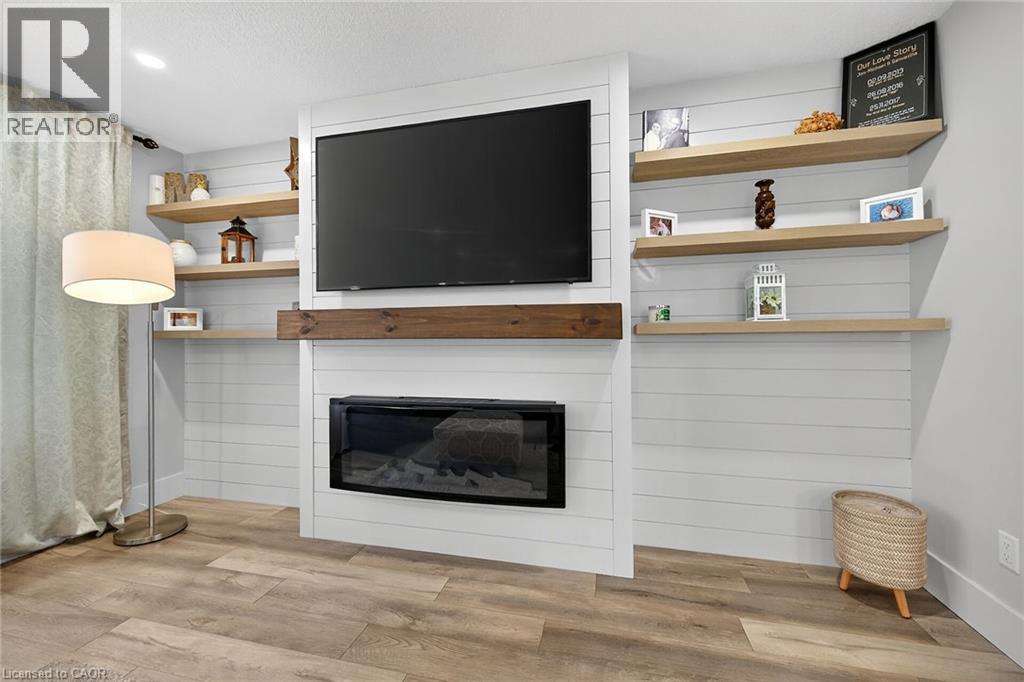 1091 Upper Wellington Street, Hamilton, ON - Indoor Photo Showing Living Room With Fireplace