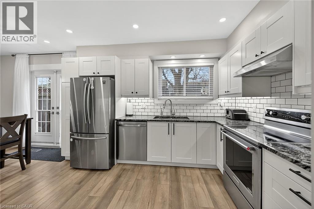1091 Upper Wellington Street, Hamilton, ON - Indoor Photo Showing Kitchen With Upgraded Kitchen