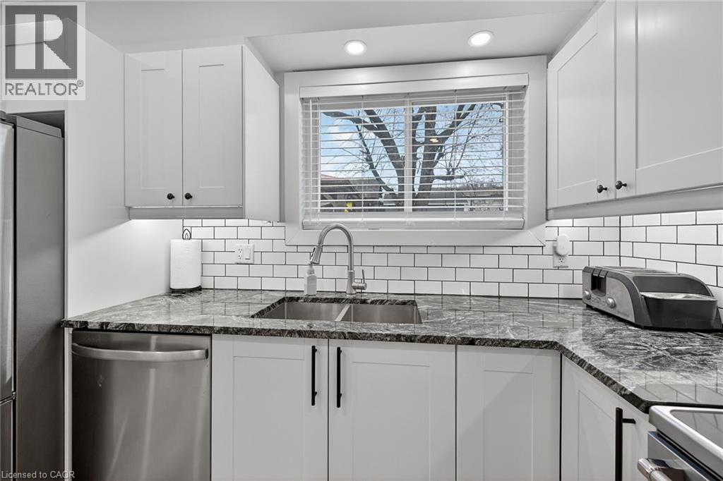 1091 Upper Wellington Street, Hamilton, ON - Indoor Photo Showing Kitchen With Double Sink With Upgraded Kitchen