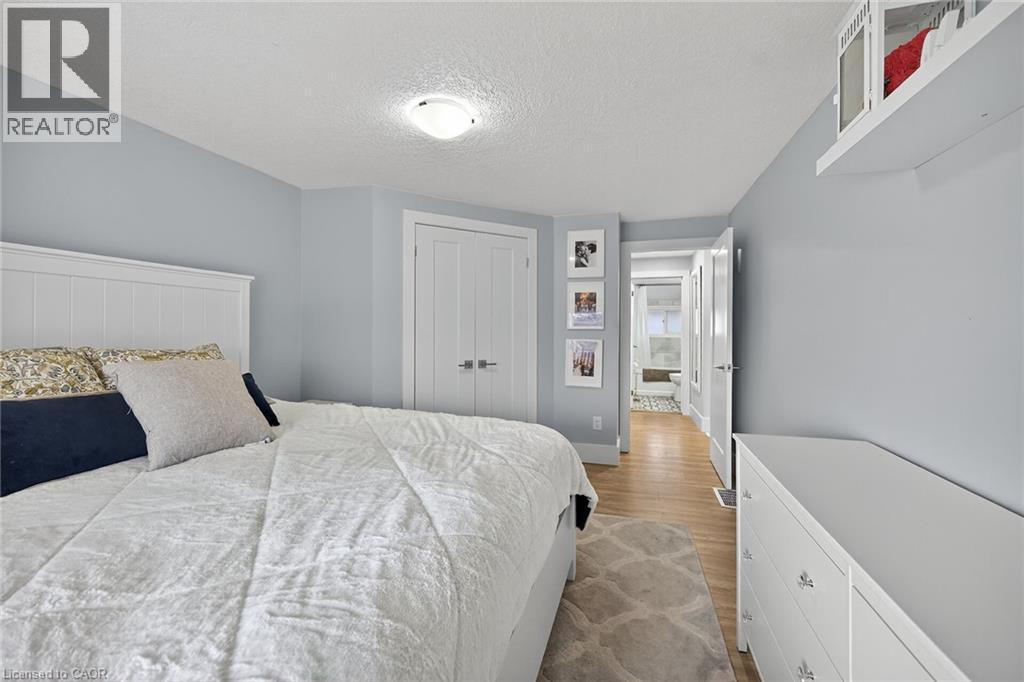 1091 Upper Wellington Street, Hamilton, ON - Indoor Photo Showing Bedroom
