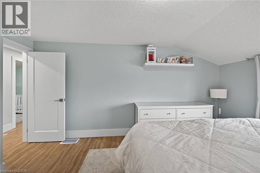 1091 Upper Wellington Street, Hamilton, ON - Indoor Photo Showing Bedroom