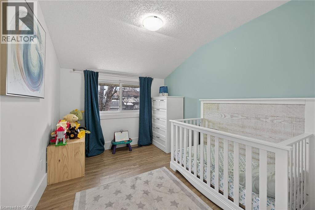1091 Upper Wellington Street, Hamilton, ON - Indoor Photo Showing Bedroom