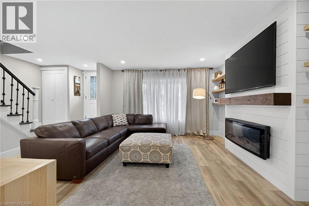 1091 Upper Wellington Street, Hamilton, ON - Indoor Photo Showing Living Room With Fireplace