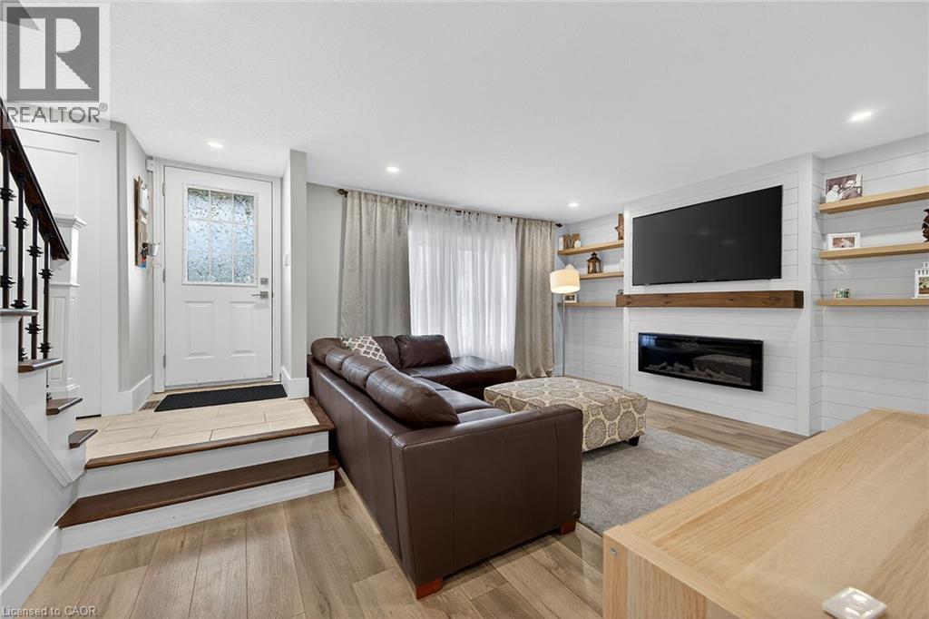 1091 Upper Wellington Street, Hamilton, ON - Indoor Photo Showing Living Room With Fireplace