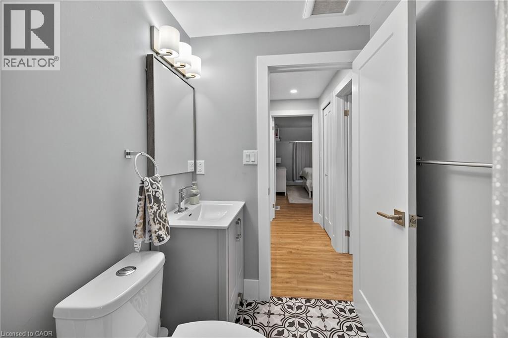 1091 Upper Wellington Street, Hamilton, ON - Indoor Photo Showing Bathroom
