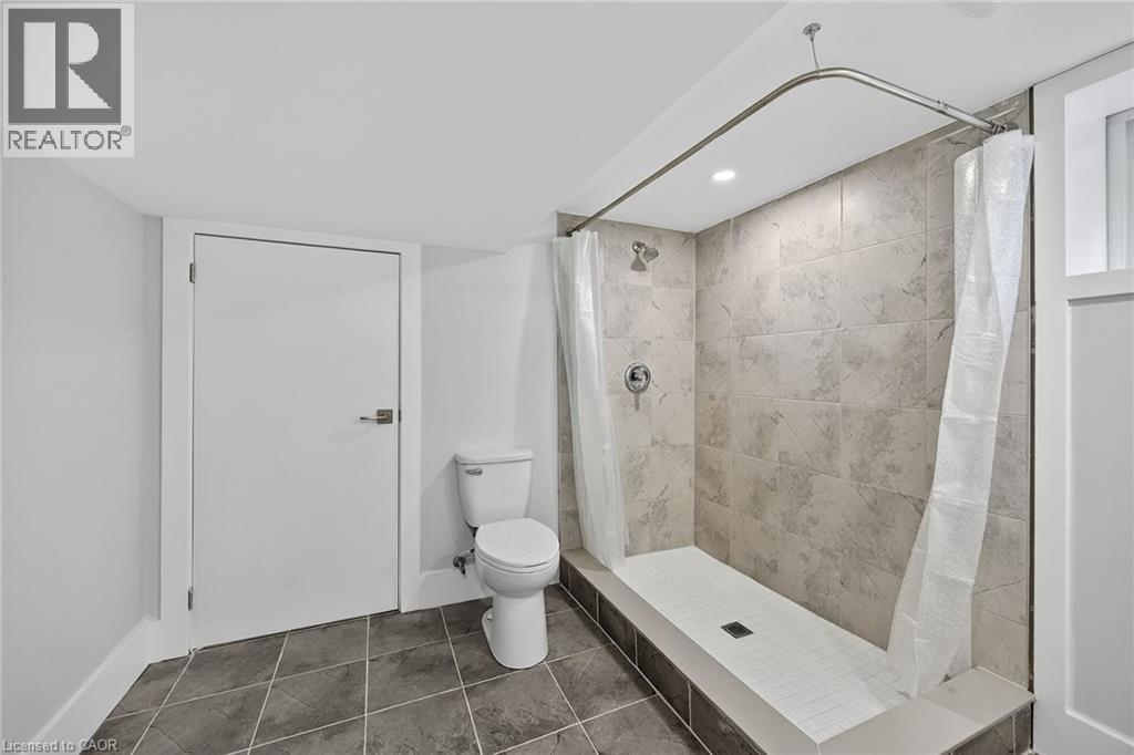 1091 Upper Wellington Street, Hamilton, ON - Indoor Photo Showing Bathroom